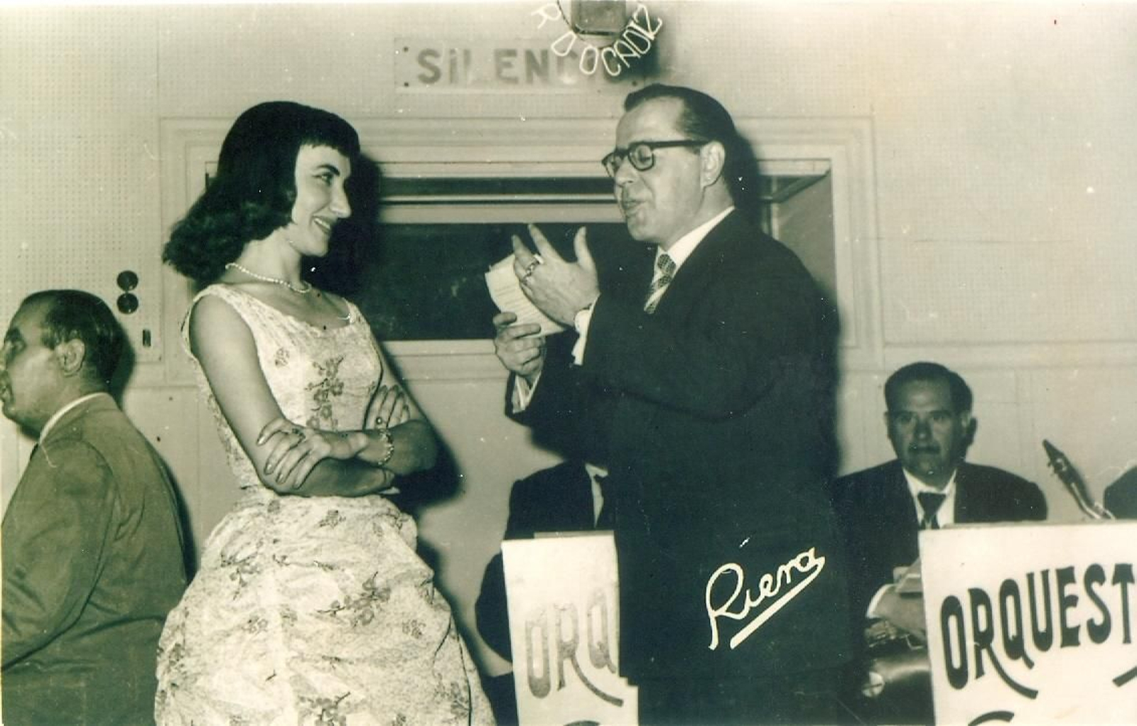 Primer día de Carmen Coya en Radio Cádiz. La presenta al público de 'Alegría en las Ondas' Manuel Fernández Garaboa.