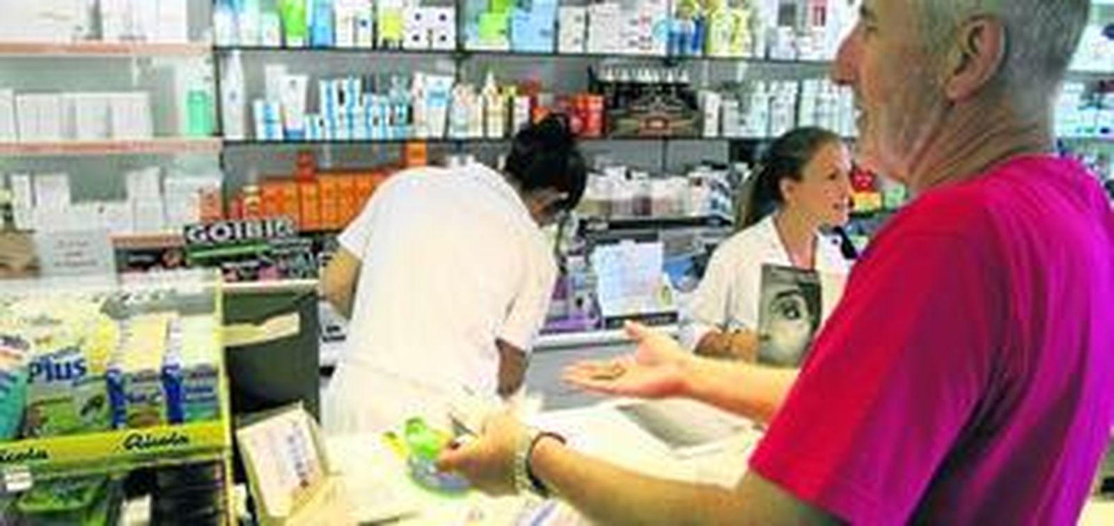 Un cliente se dispone a pagar la compra de unos medicamentos, ayer, en la farmacia.
