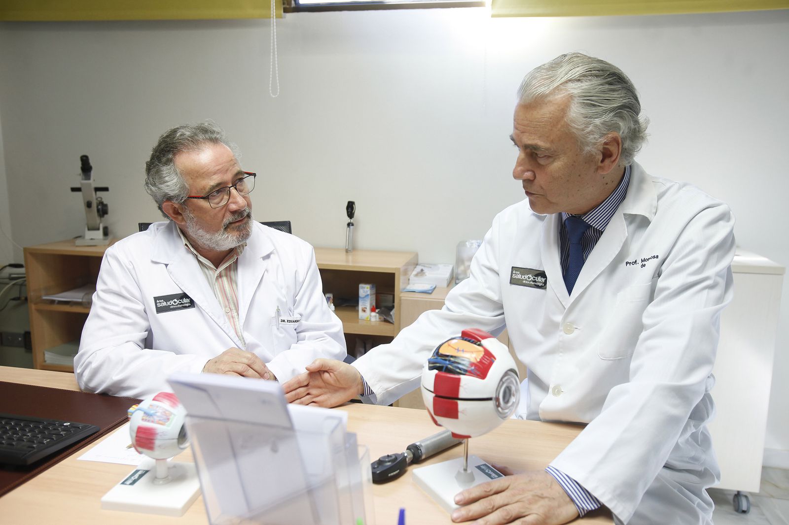 Los doctores Eduardo Esteban González e Ignacio Montero de Espinosa, especialistas en Oftalmología.