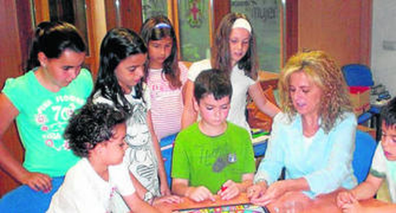 La edil Pilar Ortega participó en la inauguración de los talleres.