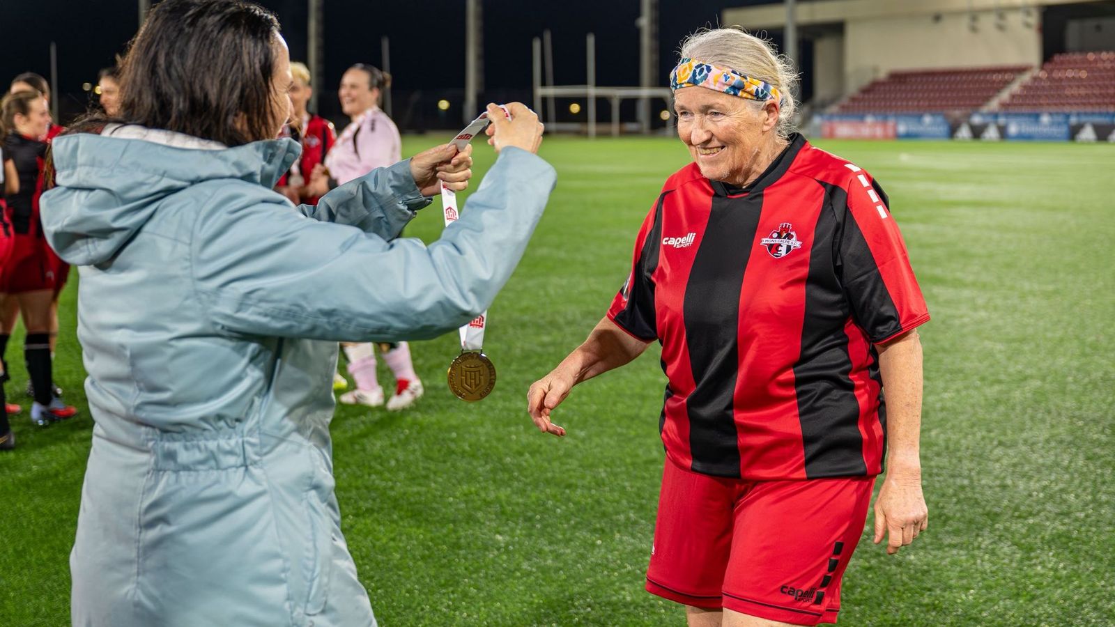 Sally Barton, de 68 años, recoge su medalla de campeona