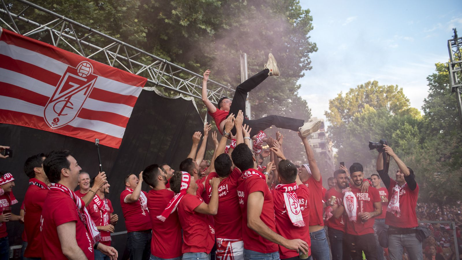 Jiang Lizang fue manteado por sus jugadores