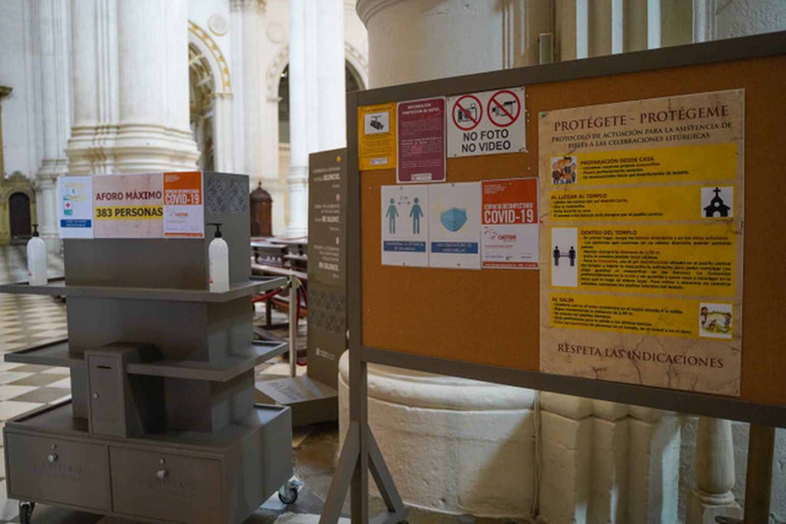 Fotos: La Catedral de Granada vuelve a celebrar misa