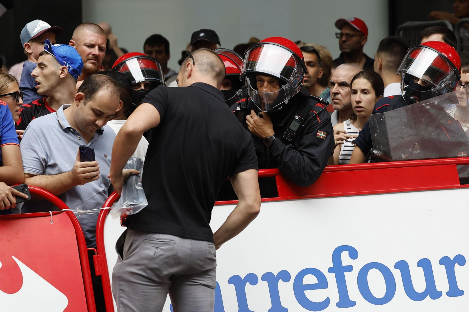 Las fotos de la Vuelta a España con el lío de la suspensión en Bilbao | Etapa 11