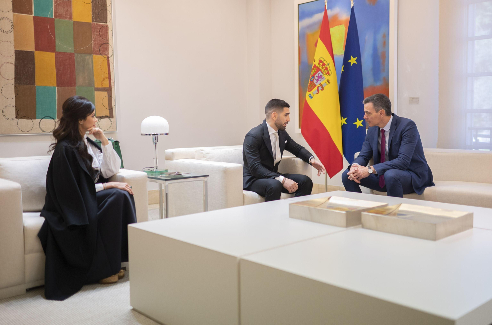 Las imágenes del recibimiento de Pedro Sánchez a Ilia Topuria en La Moncloa