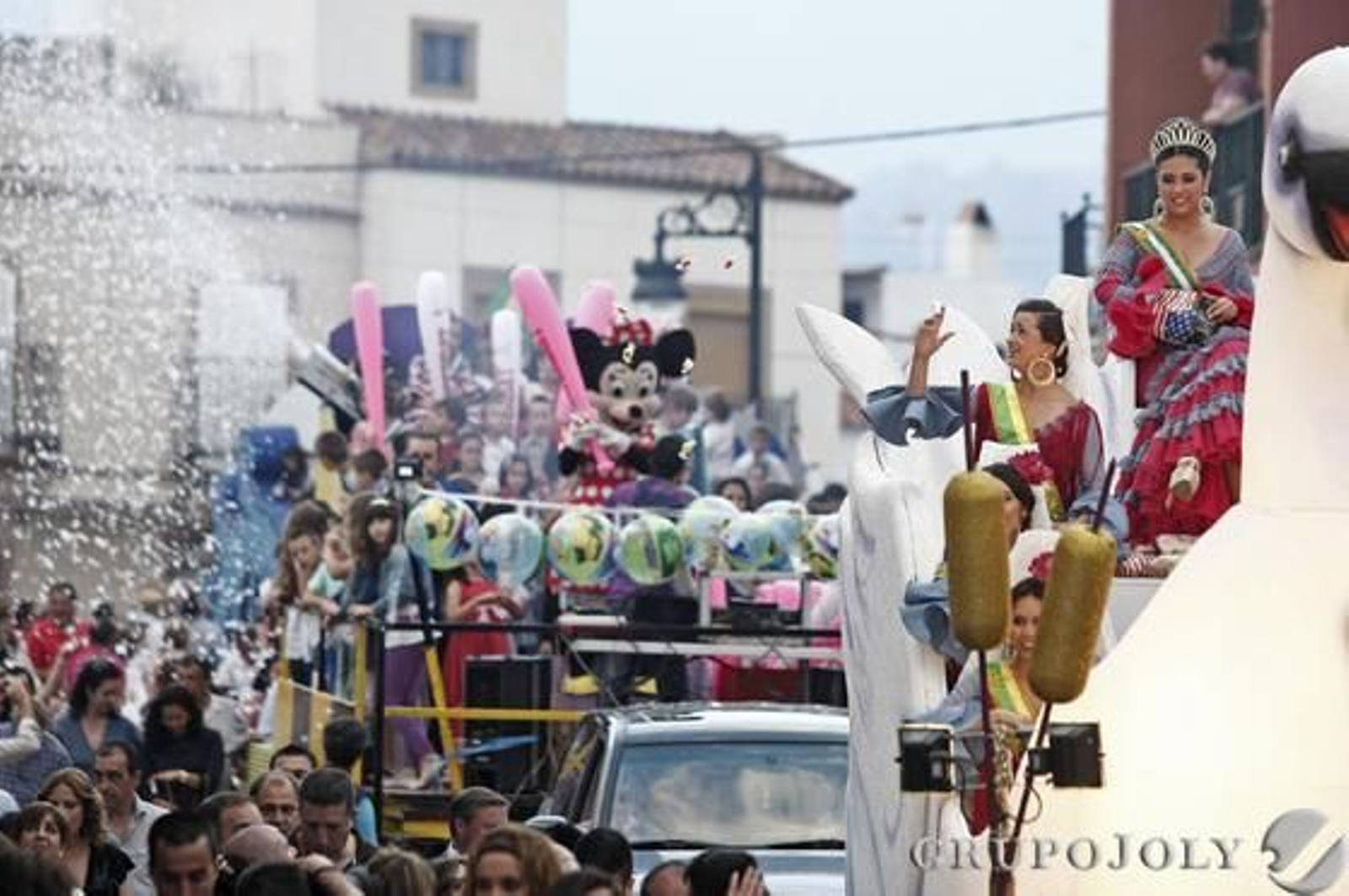La ubicación de la portada en la avenida Tercer Centenario modifica el recorrido de las seis carrozas.

Foto: Erasmo Fenoy
