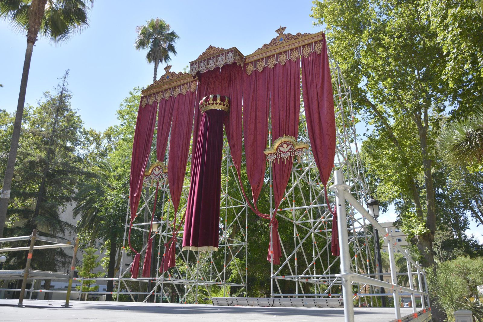 El escenario del acto dispuesto en la nave central del Parque María Cristina.
