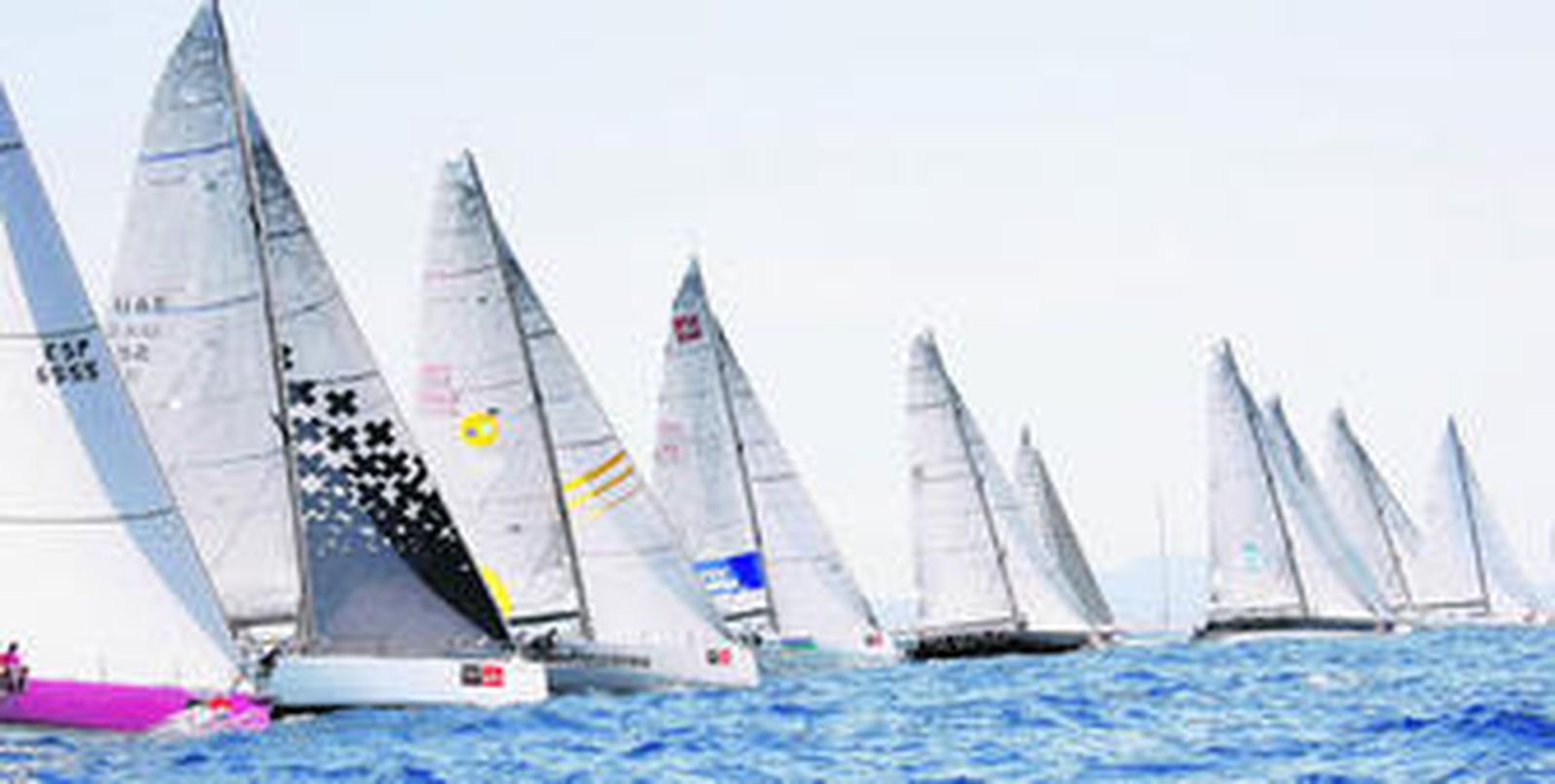 Los veleros de la clase TP-52, durante la salida de la jornada de ayer.