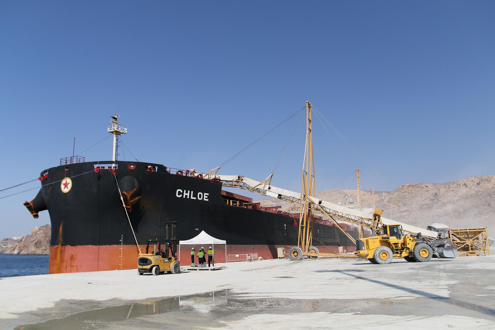 Así se carga en grandes barcos el yeso de Almería para exportarlo al extranjero