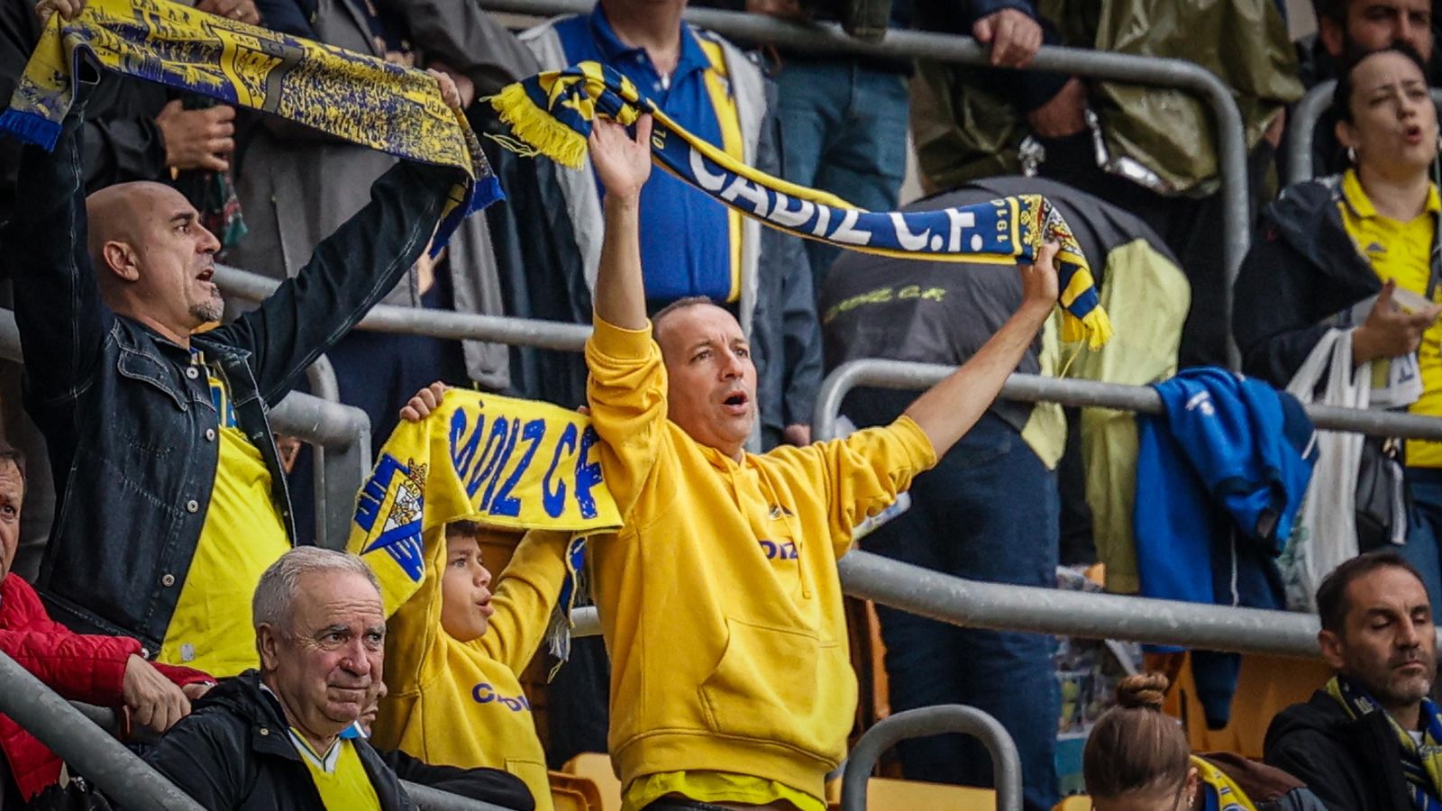 Búscate entre las imágenes del partido de futbol Cádiz CF - Málaga CF