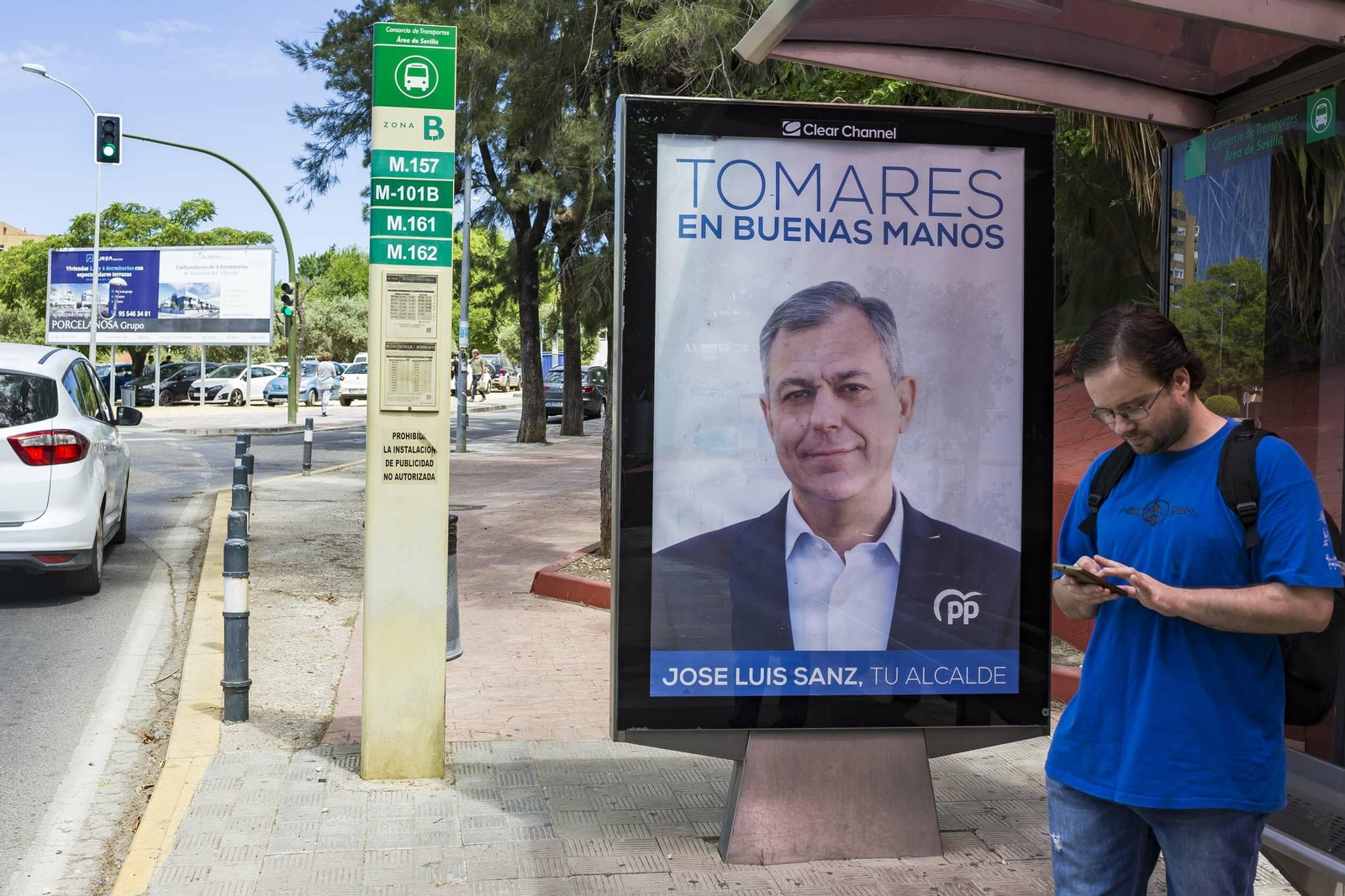 Un cartel electoral de José Luis Sanz (PP) en una marquesina de los autobuses del Consorcio Metropolitano de Transportes.