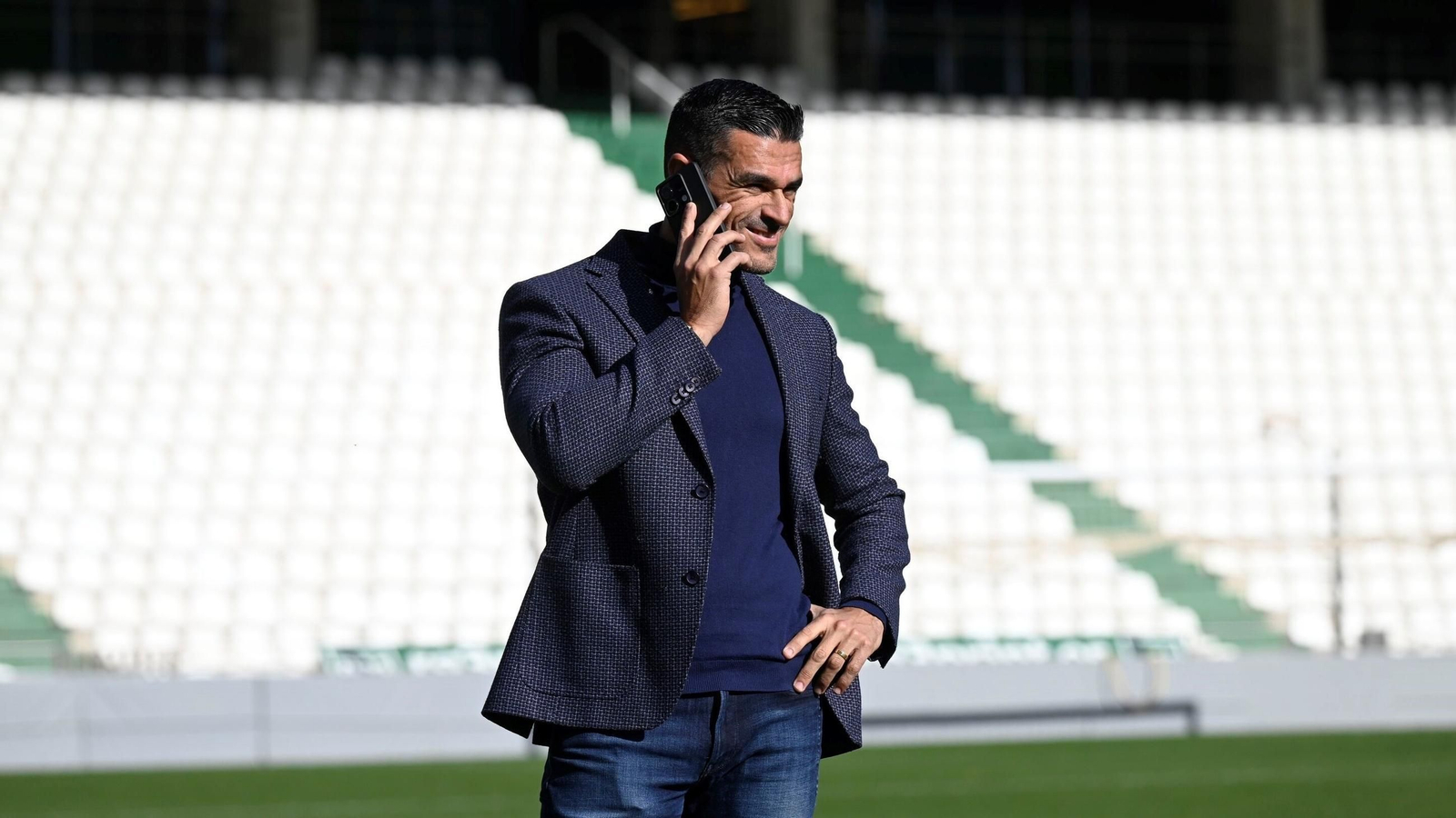 Juanito, director deportivo del Córdoba CF, atiende una llamada tras un acto en El Arcángel.