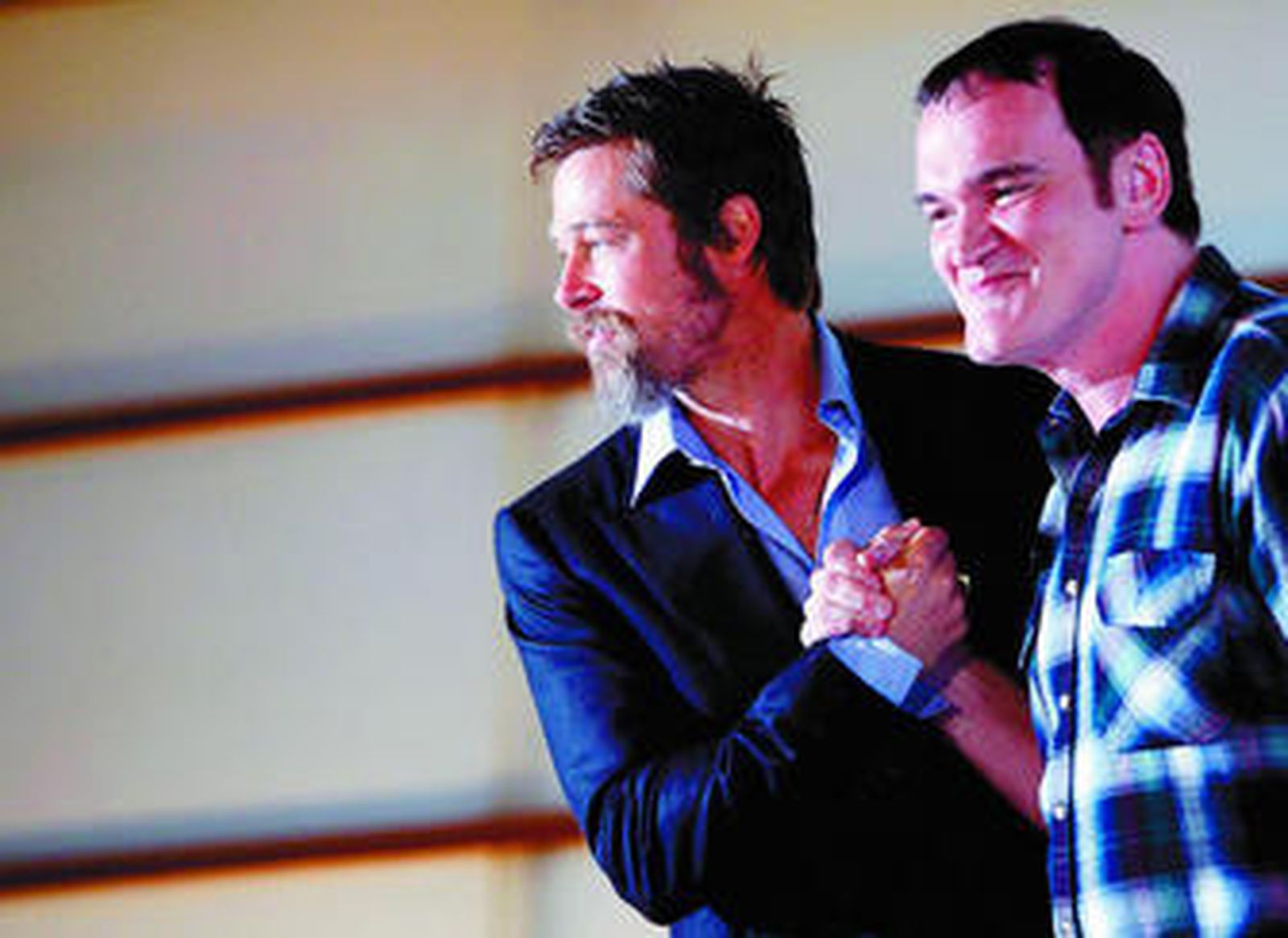 Brad Pitt y Quentin Tarantino se saludan durante su comparecencia ante la prensa en San Sebastián.