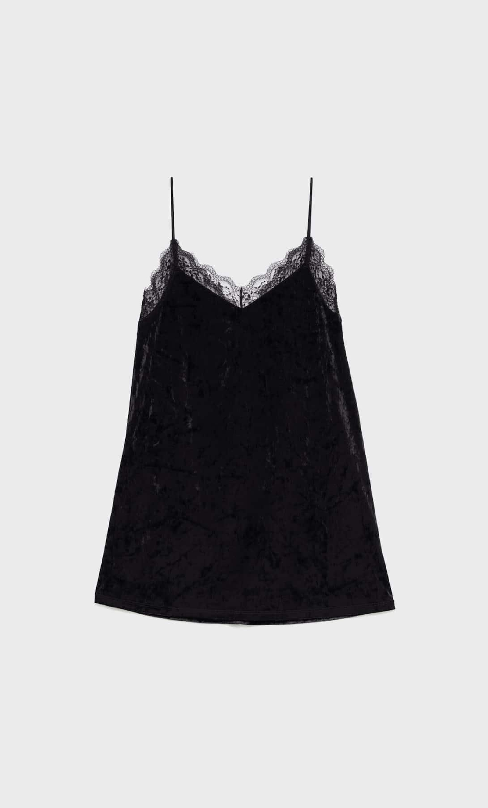 Vestido negro lencero de Stradivarius.