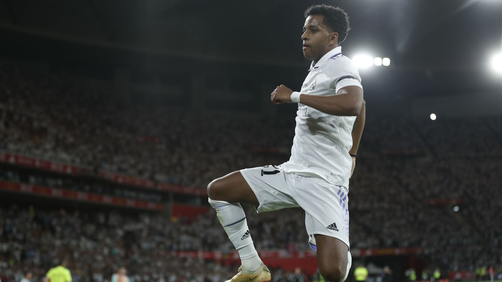 Rodrygo celebra el segundo gol de los madridistas.
