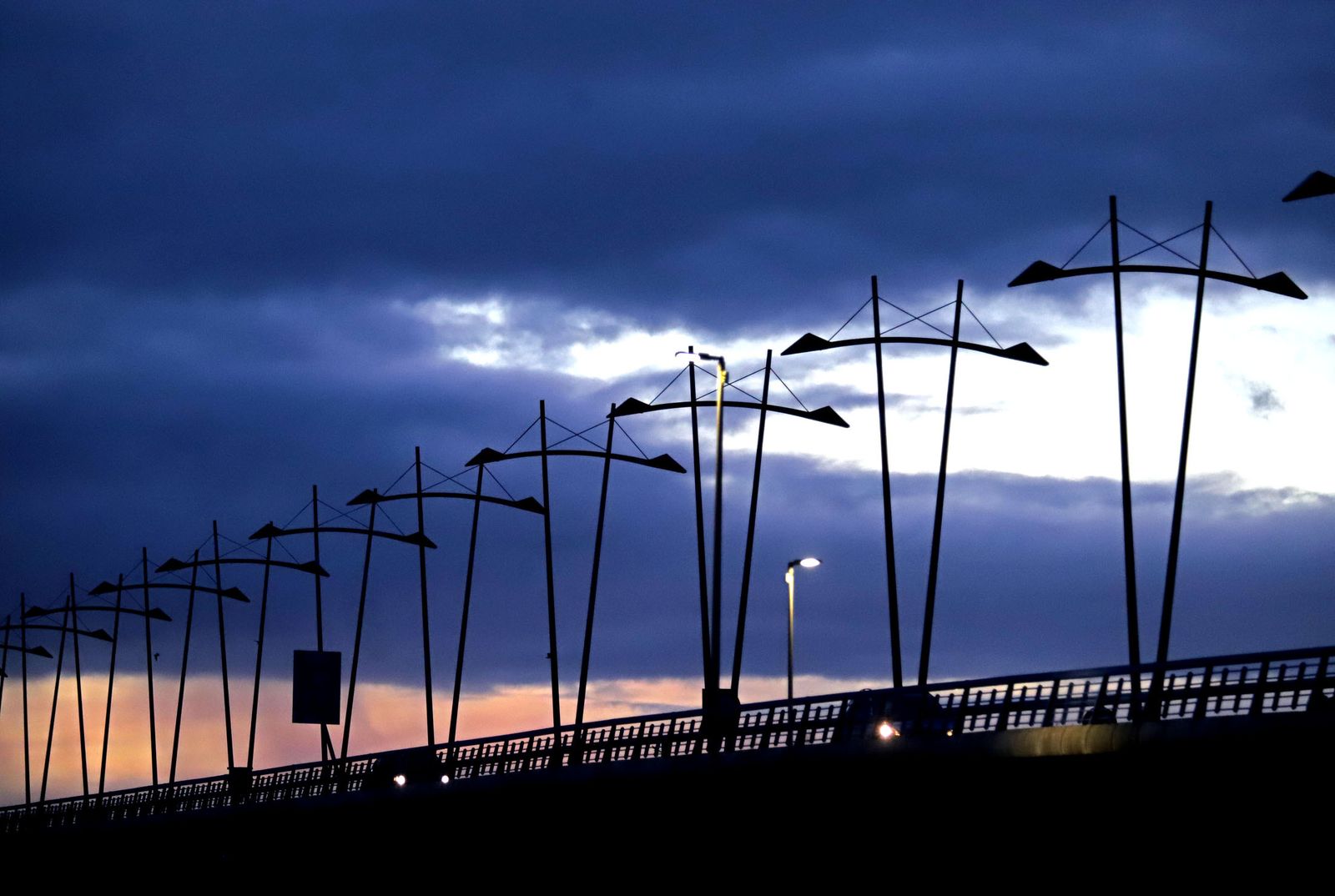 Imágenes del puente del Odiel a oscuras