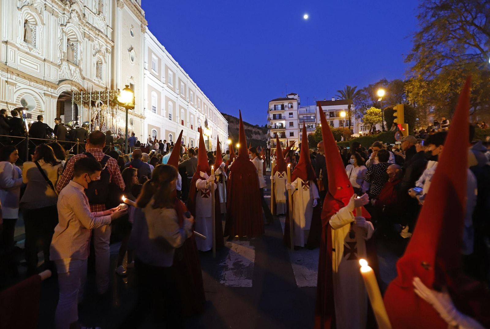 La Hermandad de Los Judíos en su recorrido por las calles de Huelva en el Jueves Santo