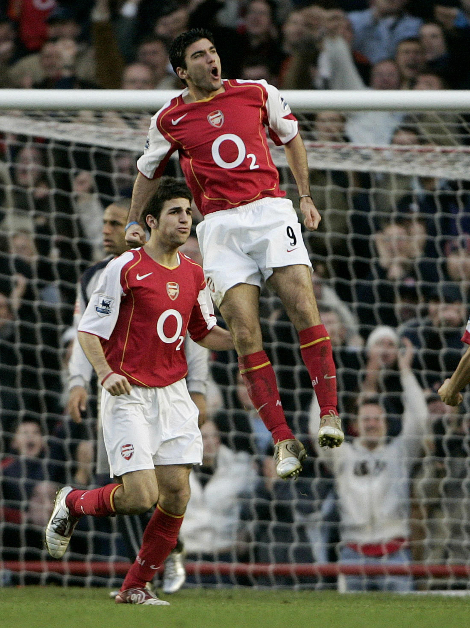 Reyes celebra con Cesc Fàbregas un gol que encajó ante el Stoke City  en enero de 2005.