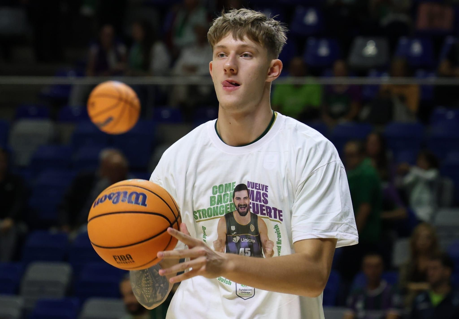 David Kravish, camisetas, vídeo y ovación para mandarle fuerzas