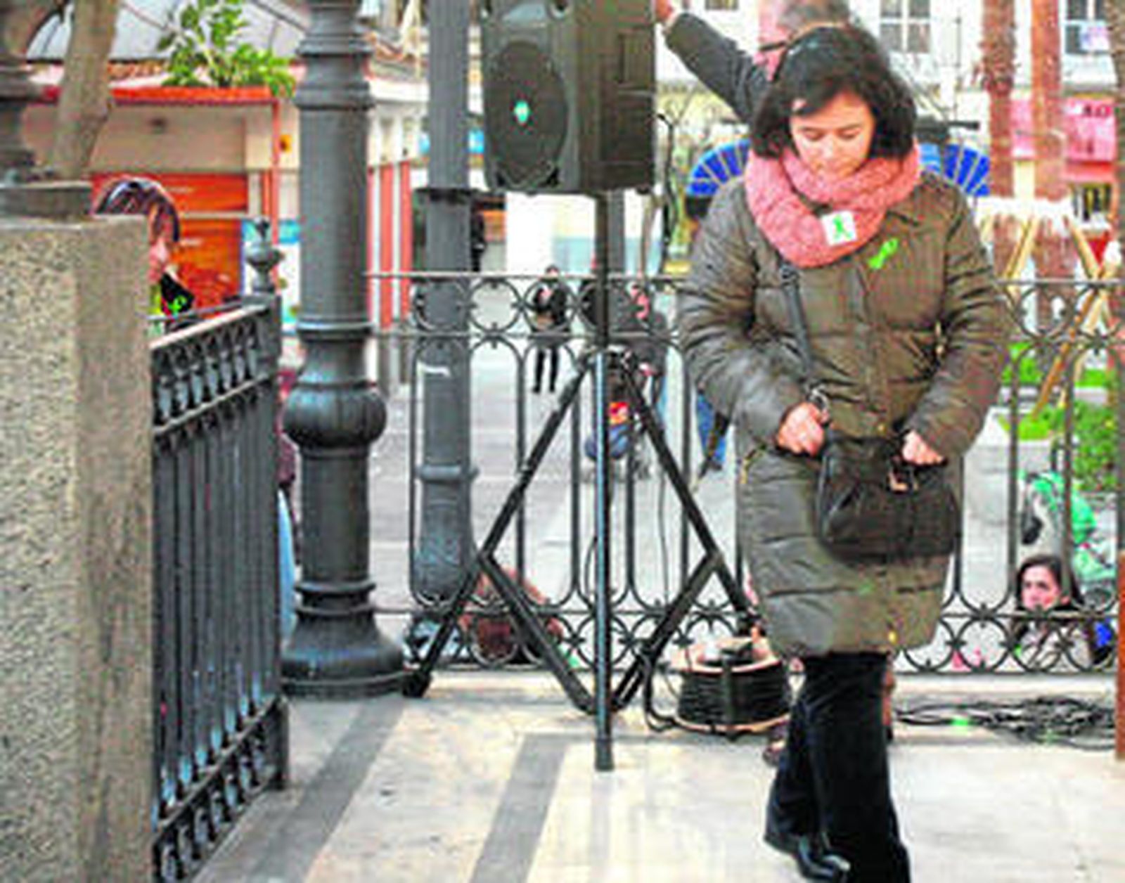 Ruth Ortiz, en el templete de la plaza de las Monjas, tras leer un comunicado durante una de las concentraciones realizadas en Huelva.