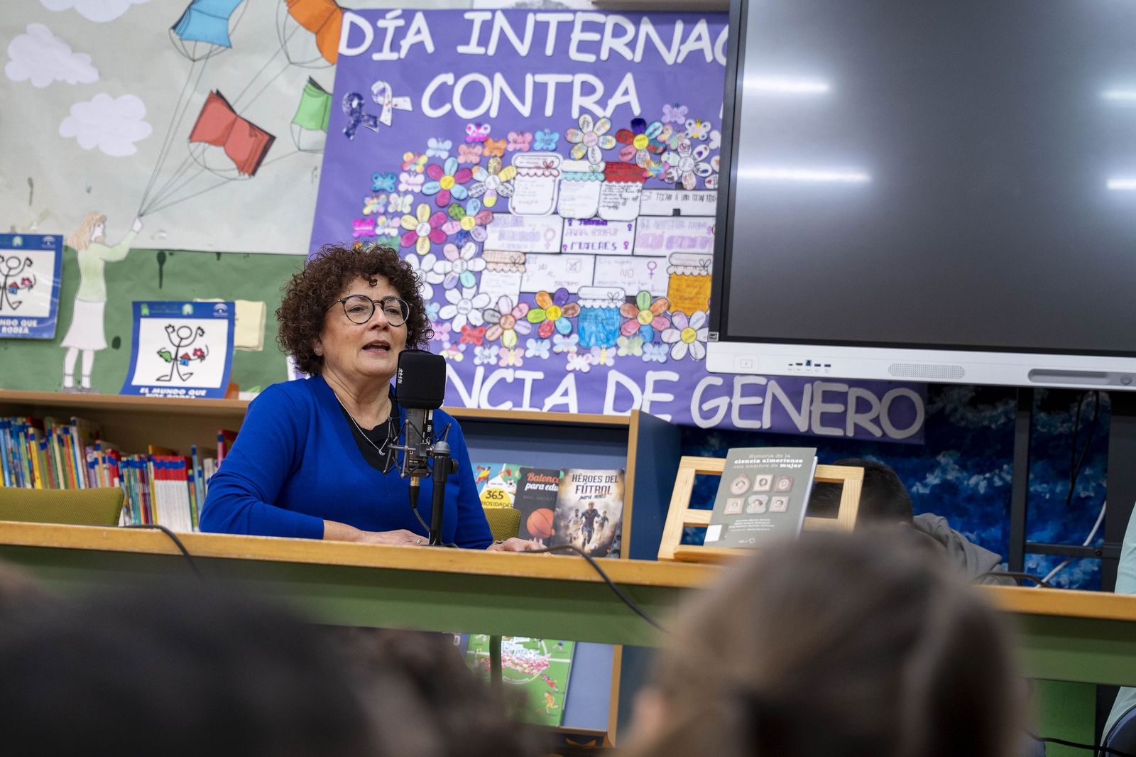 Las imágenes del estreno de la radio escolar 'Onda Alberti' y su primer programa dedicado a la ciencia