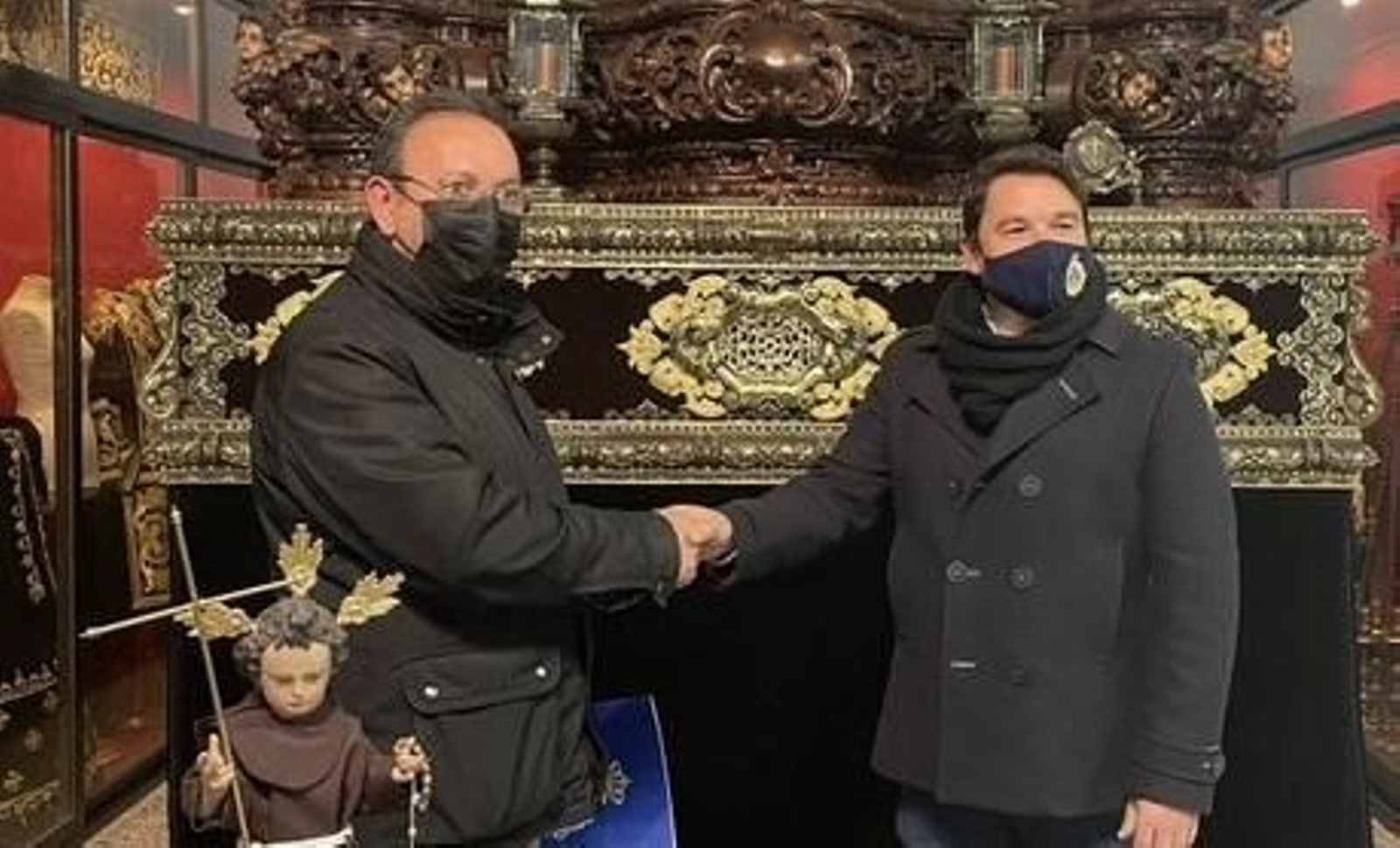 El hermano mayor de la Soledad firma el acuerdo con el director de la banda de la Estrella.