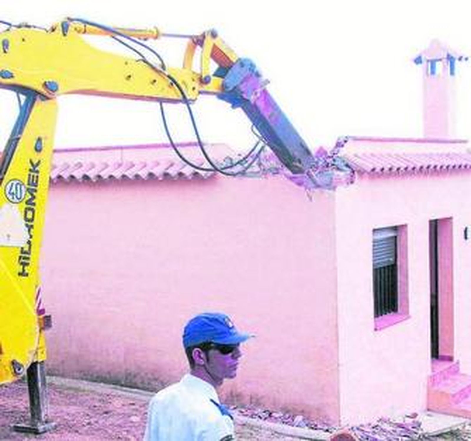 Una vivienda ilegal en Tarifa durante su demolición, en imagen de archivo.