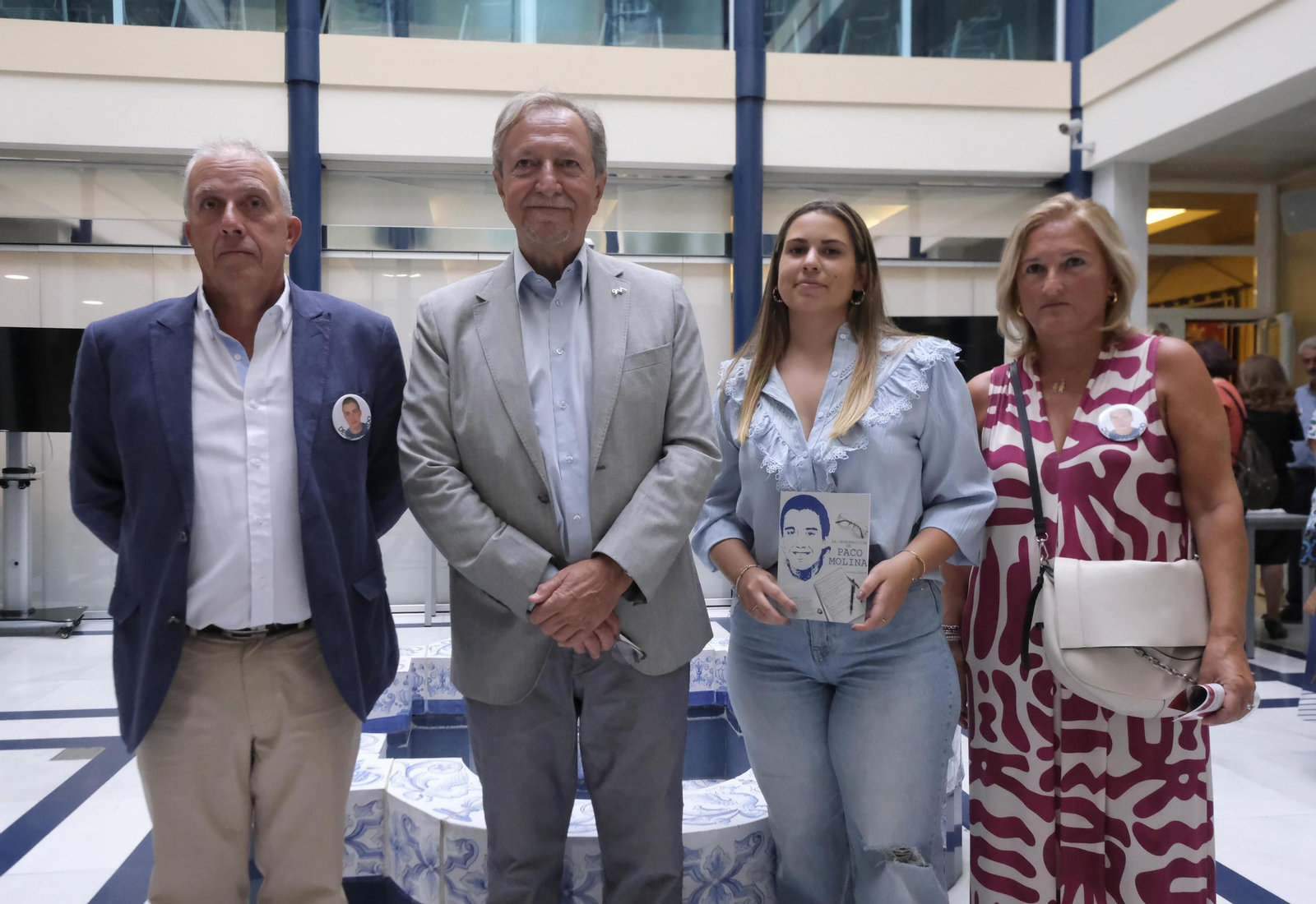 Isidro Molina, Paco Lobatón,  Mariola Pérez Reque y Rosa, la madre de Paco, posan en el Colegio de Abogados.