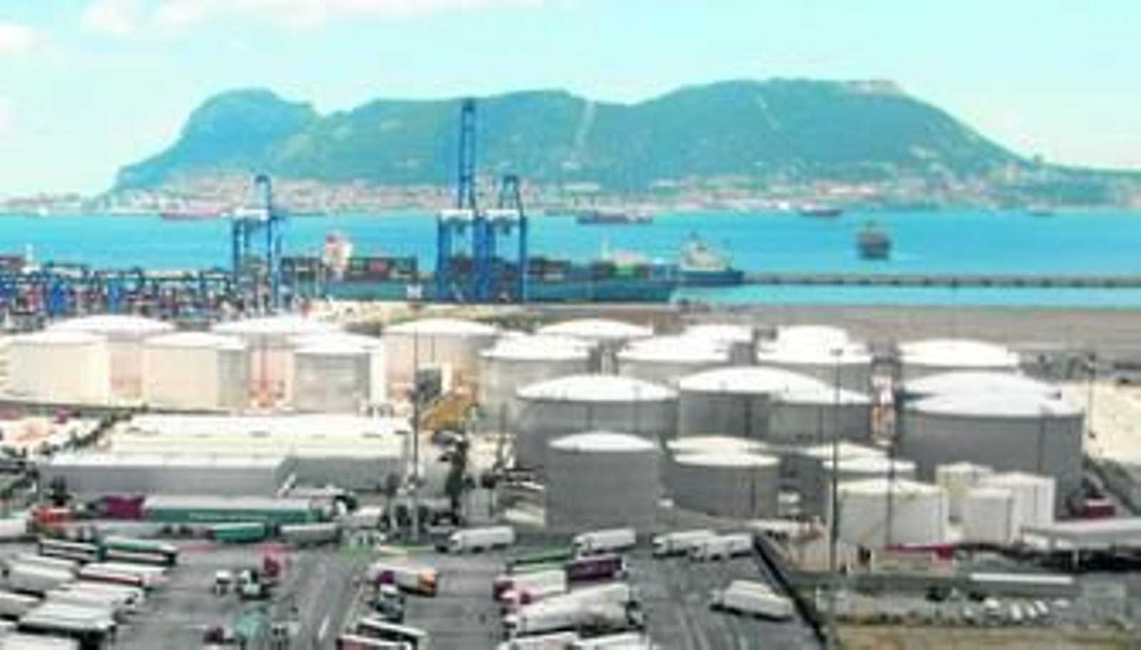 Los tanques de Vopak Terminal Algeciras y Gibraltar, al fondo.