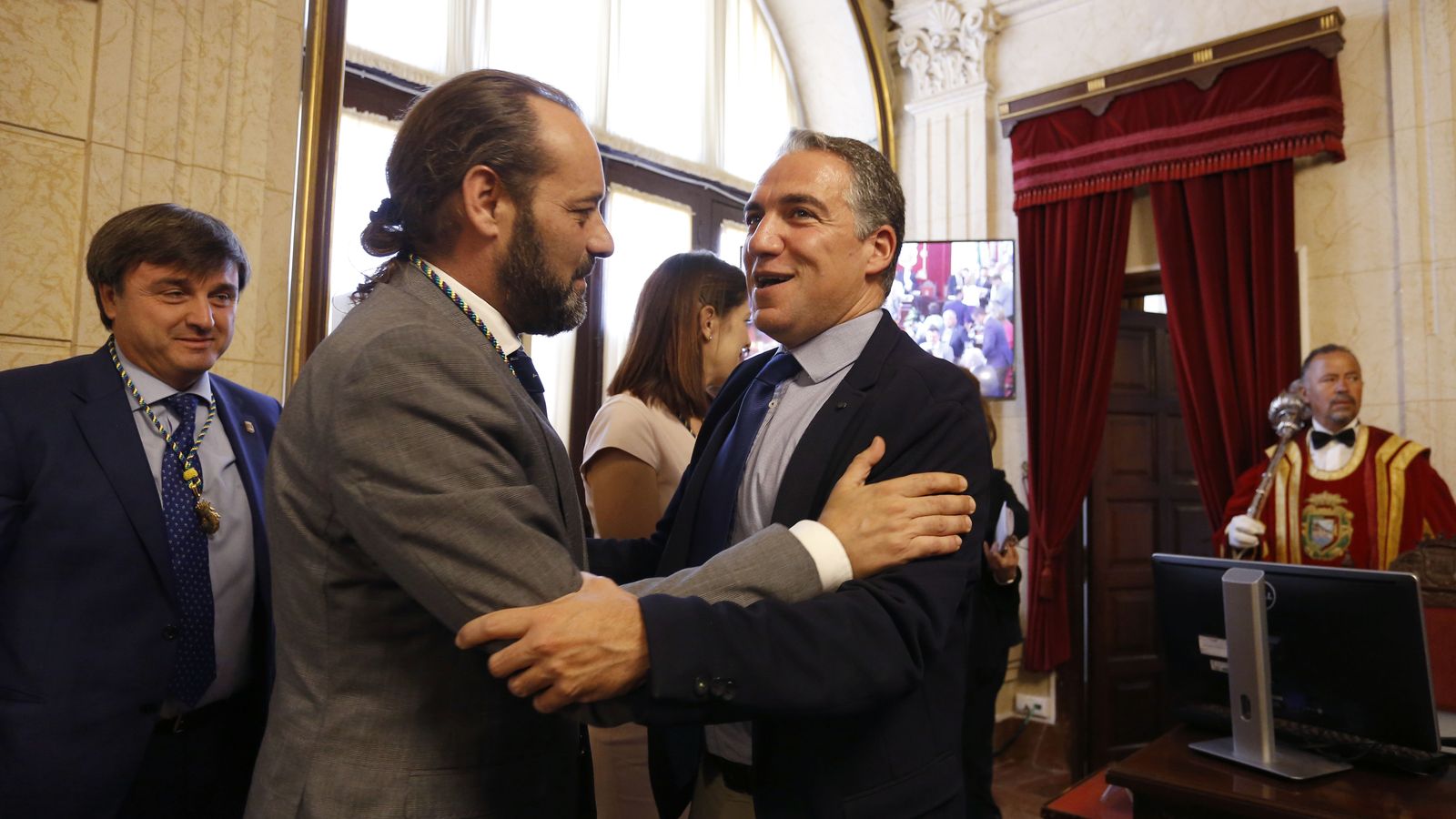 Saludo de Juan Cassá y Elías Bendodo.