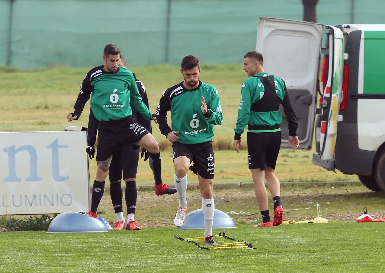 Domingo Cisma realiza un ejercicio durante una sesión de entrenamiento junto a Luso, Markovic y Rodas.