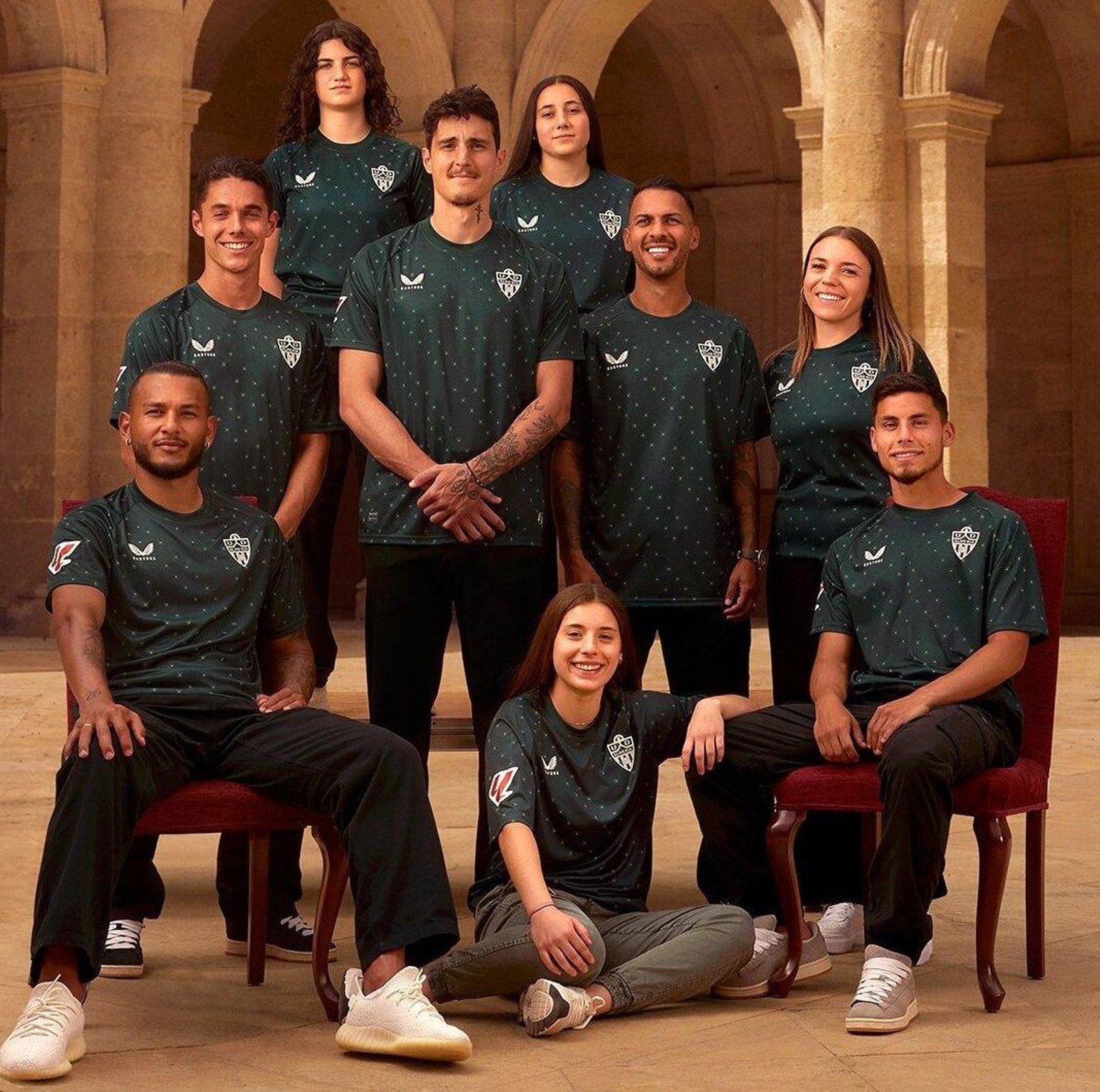Los jugadores del primer equipo y de la sección femenina posan luciendo los nuevos colores.