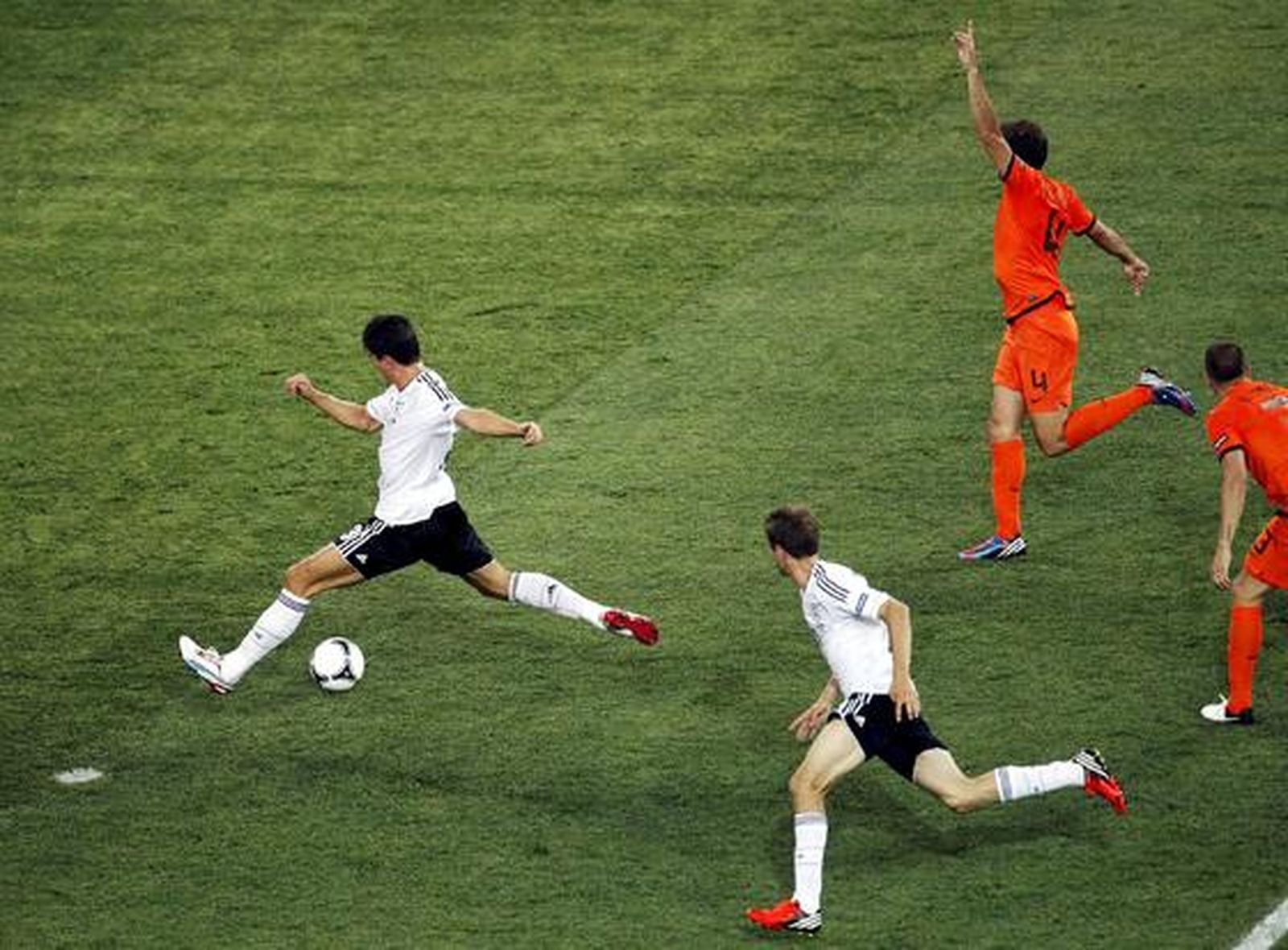 Alemania da un golpe en la mesa al vencer 1-2 a Holanda.

Foto: EFE