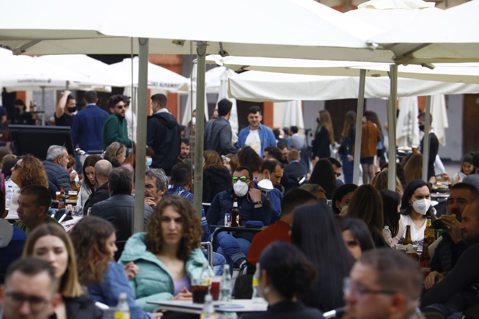 El buen tiempo llena las calles y terrazas en el primer día del Puente de Andalucía en Córdoba