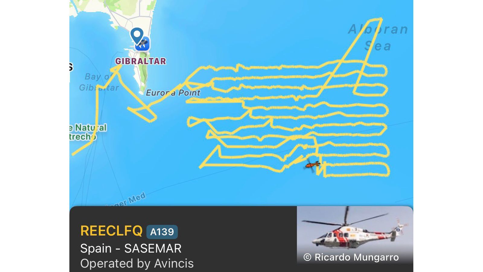 La llegada del barco de control portuario de Gibraltar al Chanquete IV.