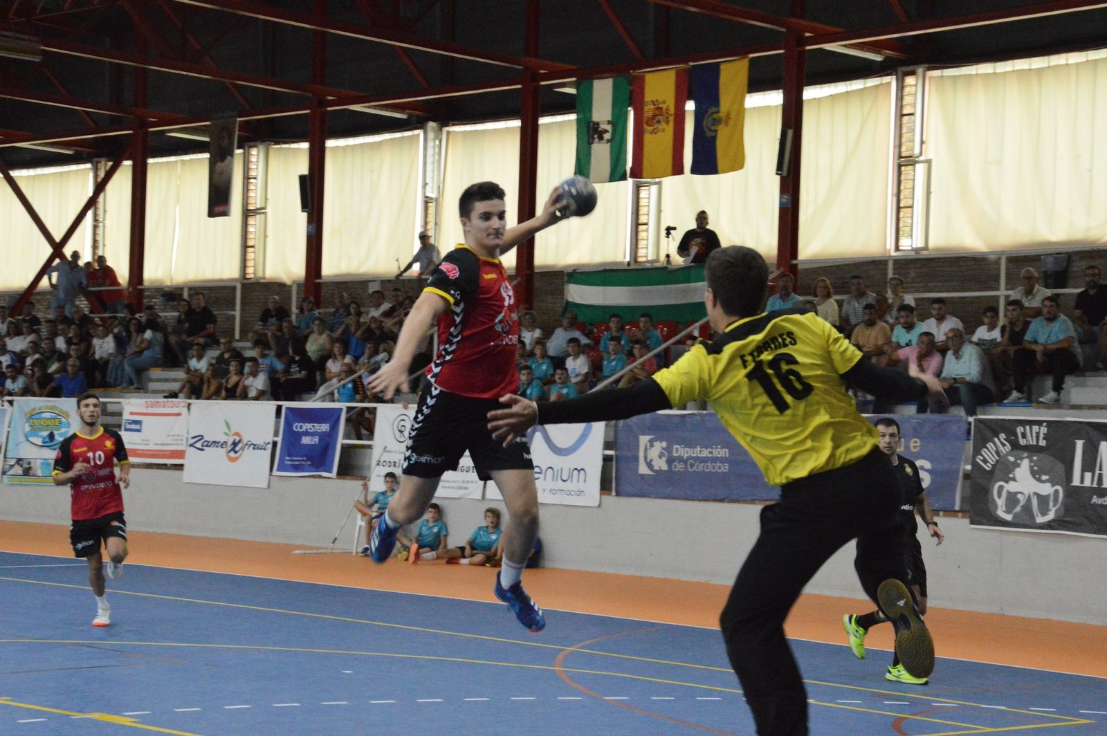 Un jugador del Cajasur Córdoba BM encara la meta del Ars Palma del Río.