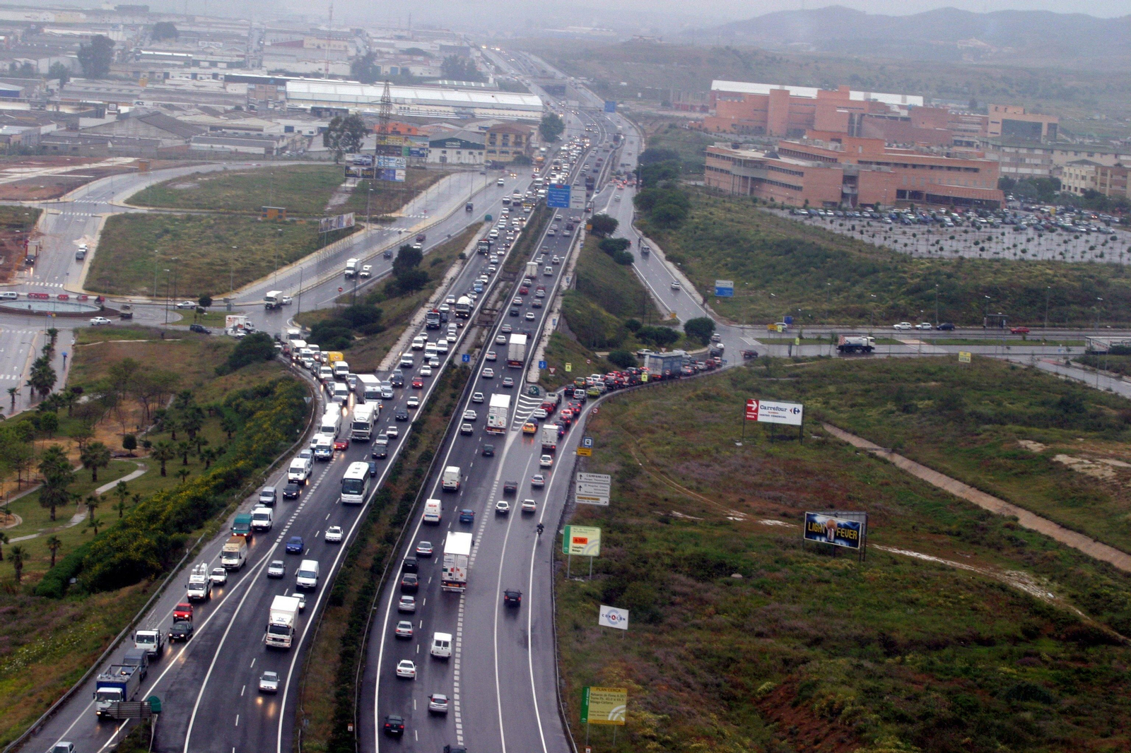 Imagen viaria de tráfico por la autovía en los accesos al PTA y la Universidad. Imagen viaria de tráfico por la autovía en los accesos al PTA y la Universidad.