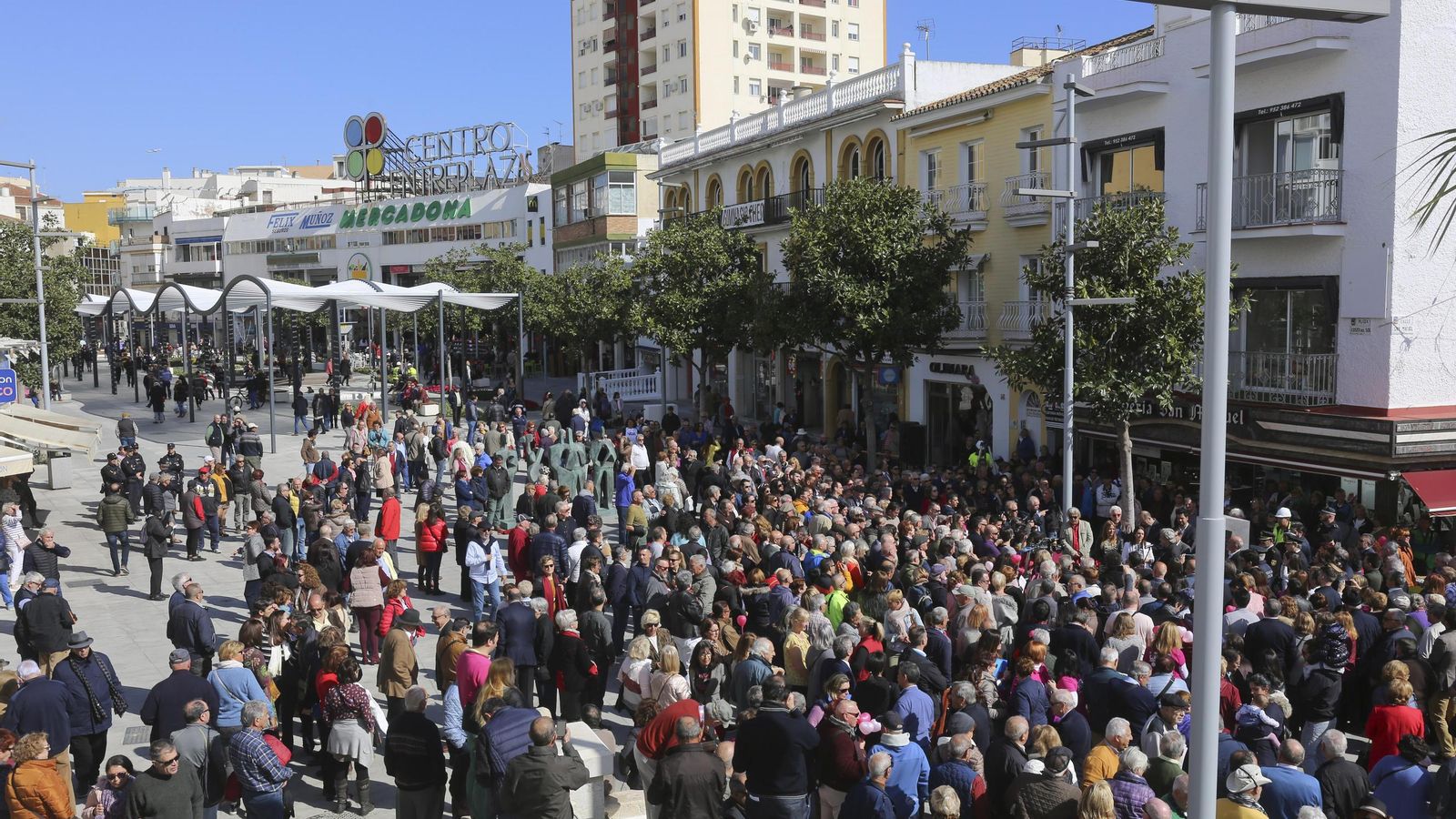 El acto de inauguración congregó a cientos de vecinos.