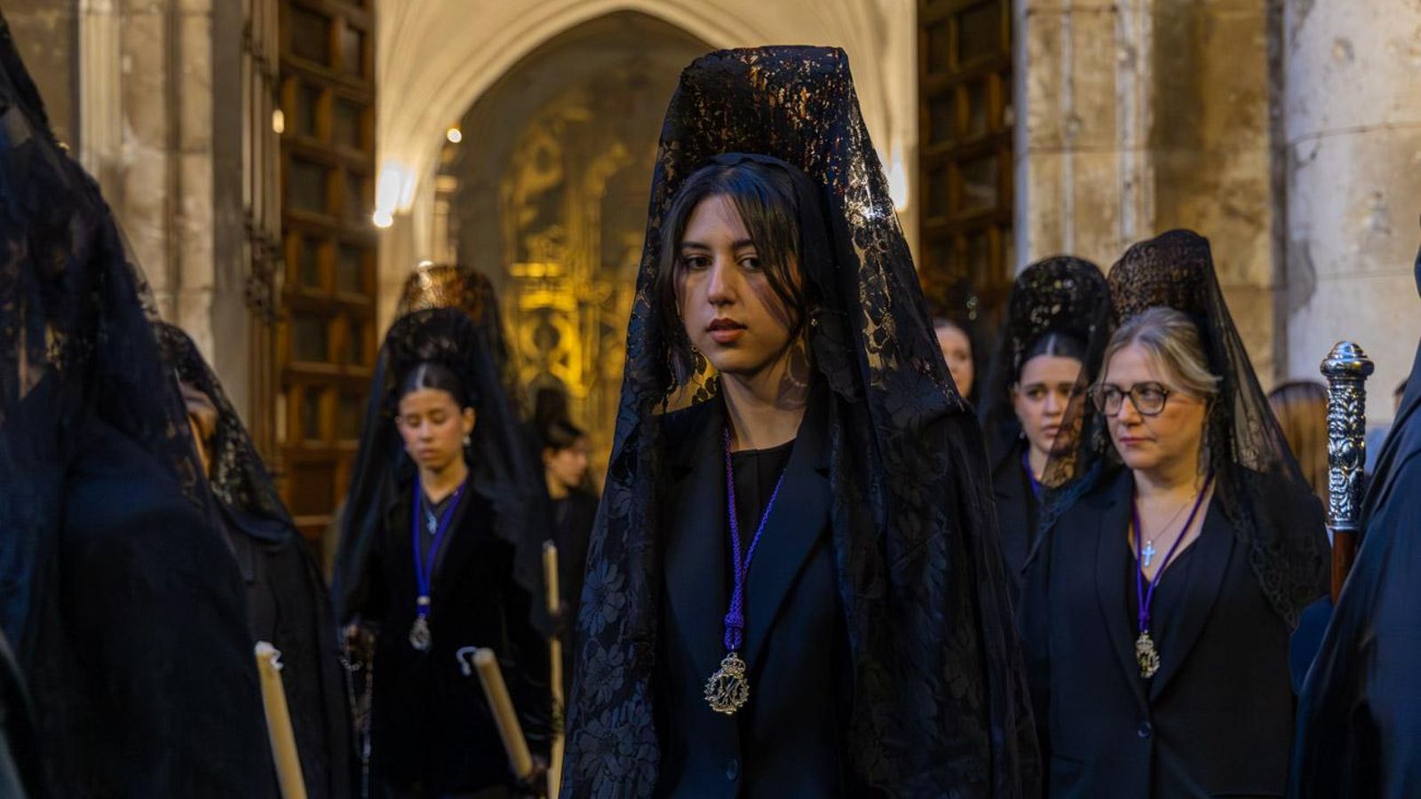 Luto y duelo en la noche del Viernes Santo, en imágenes