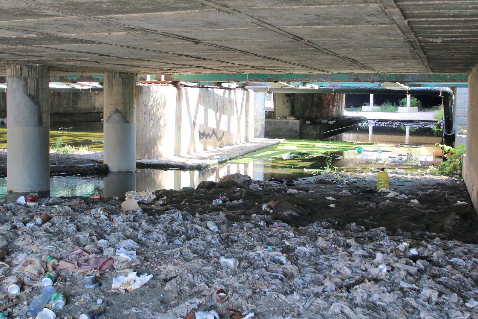 La desembocadura de la Rambla luce uno de los peores aspectos que se le recuerdan.