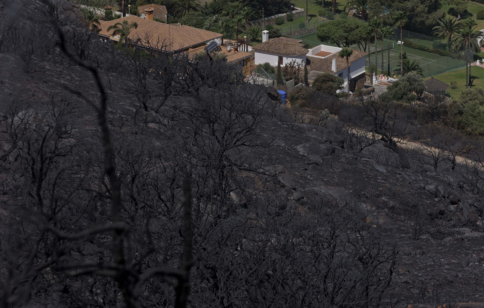 Así han quedado Atlanterra y Zahara de los Atunes tras el incendio forestal en la Sierra de la Plata de Tarifa