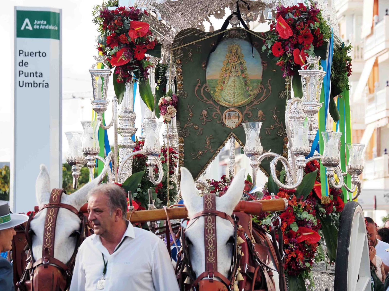 Salida de la Hermandad de Punta Umbría hacia El Rocío.