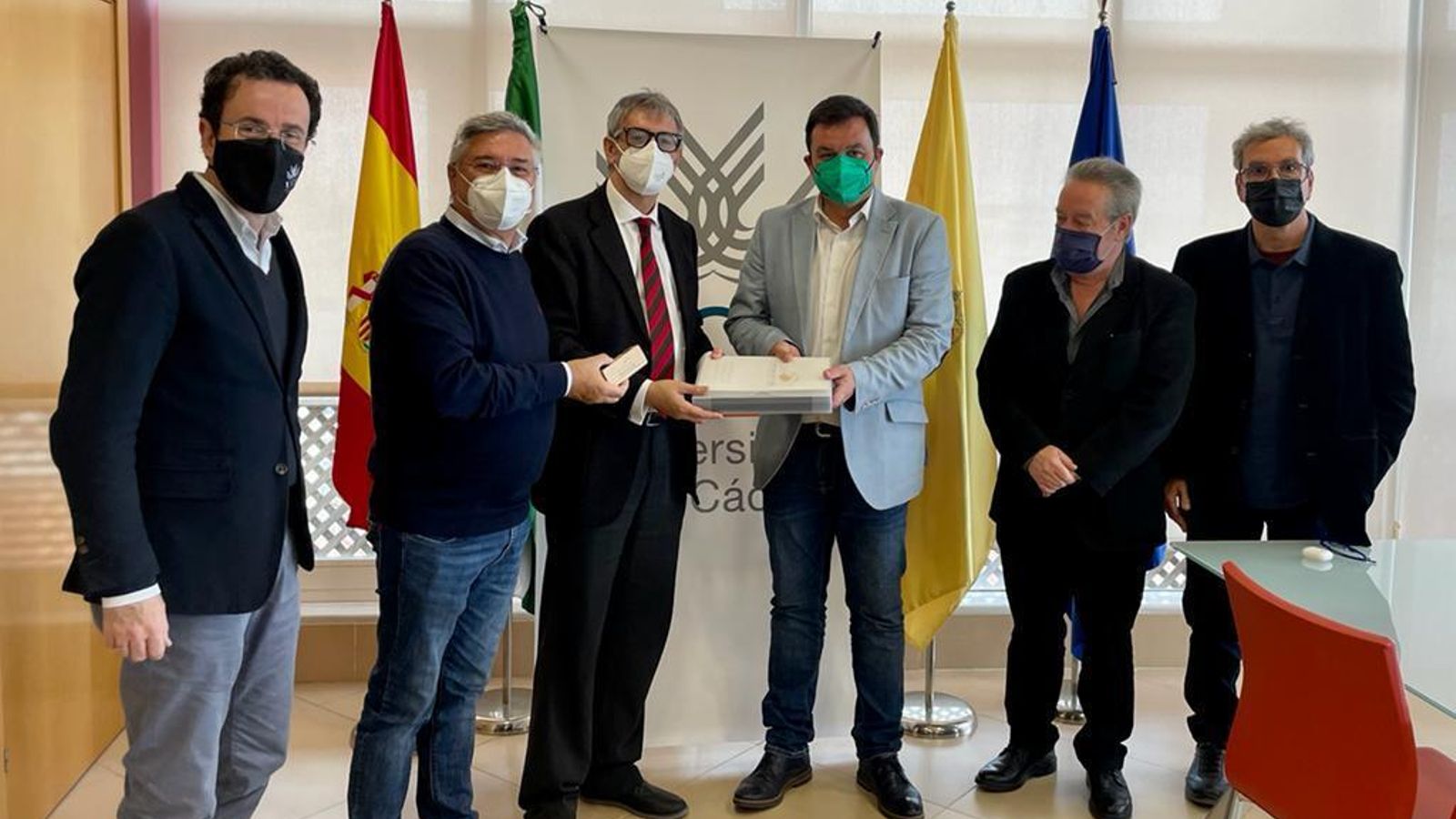 Momento de la entrega del expediente al secretario de Estado de Cultura y Deporte.