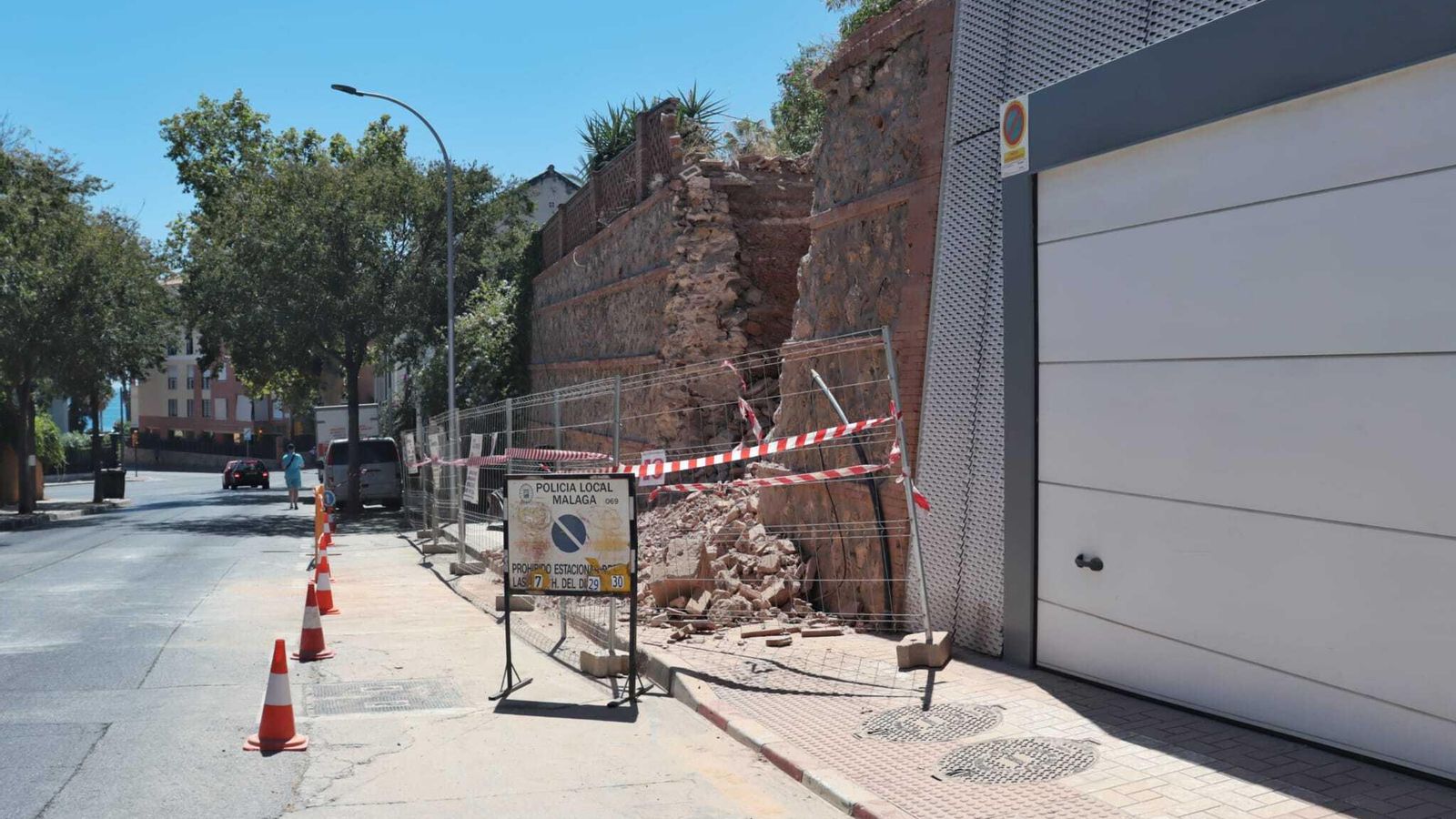 Los escombros de la obra en el paseo de Salvador Rueda.