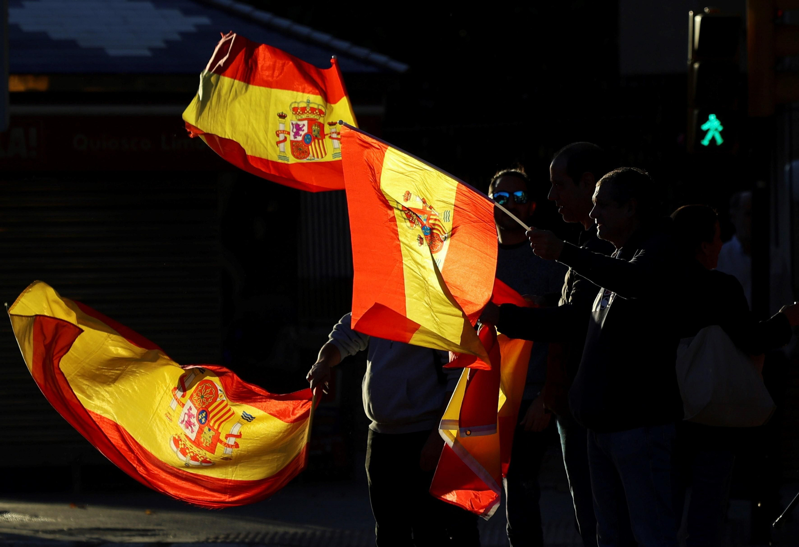 Las fotos de la protesta en Málaga contra Pedro Sánchez: "Se vende España por 7 votos" Las fotos de la protesta en Málaga contra Pedro Sánchez: "Se vende España por 7 votos"