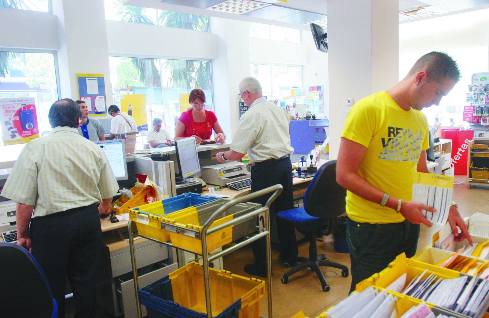 Trabajadores de Correos en Málaga en una imagen de archivo