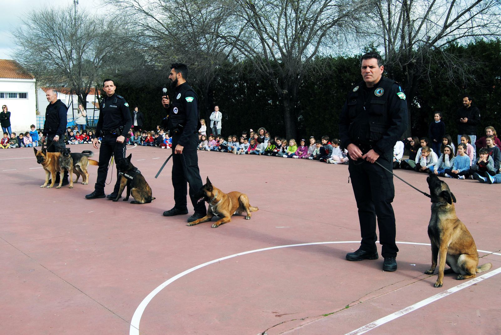 Imagen de los agentes junto a sus canes durante la exhibición.