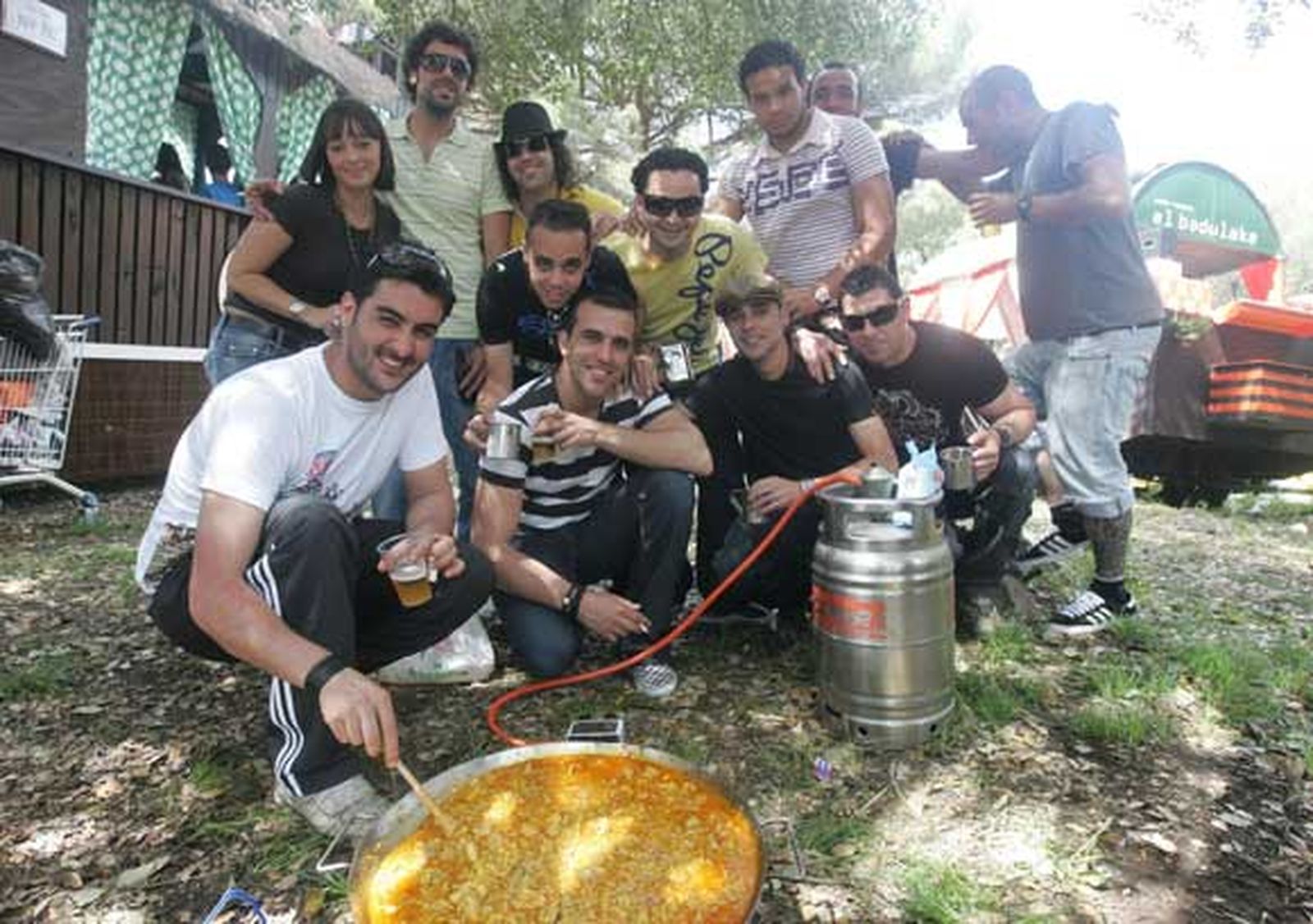 El almuerzo campestre marca la jornada en la Montera del Torero. La hermandad agradece la cada vez mayor afluencia de personas a la misa en honor al patrón./Fotos:José María Quiñones