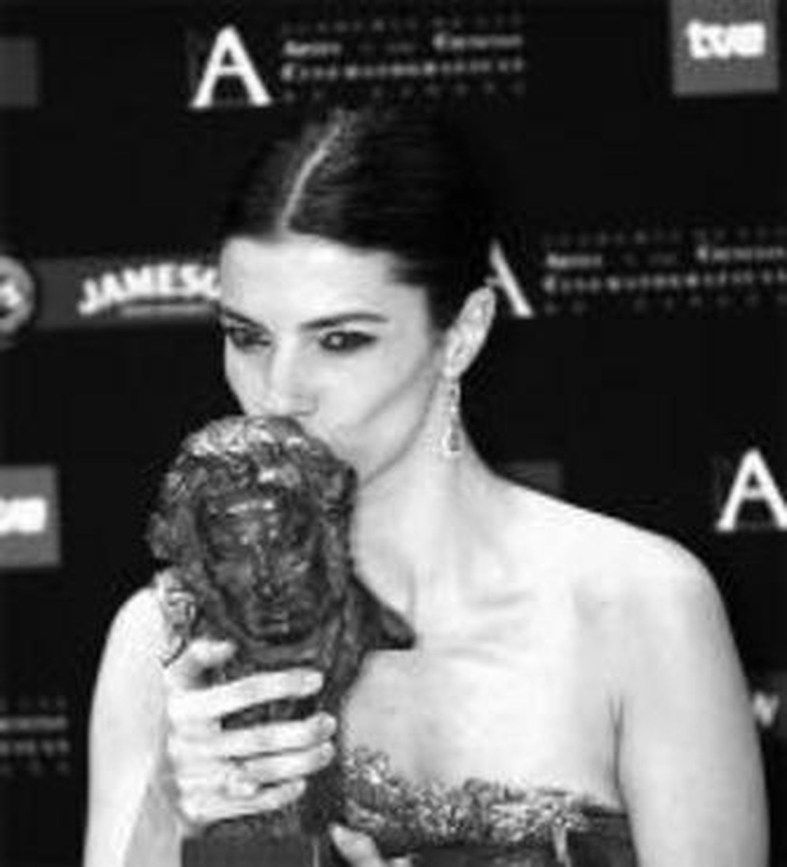 El director y reparto de la película 'El orfanato', la gran triunfadora de la noche.