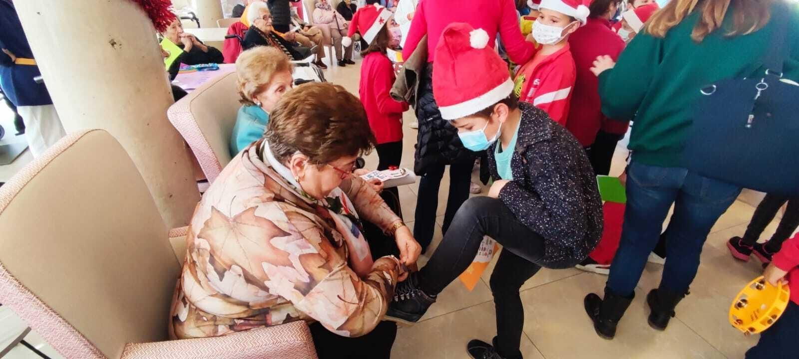 Escolares llenan de villancicos y felicitaciones navideñas las residencias de mayores